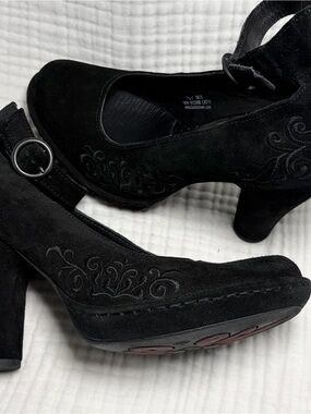 Børn Crown Black Suede Embroidered Silvana Ankle Strap Block 4 in. Heels Sz 7.5